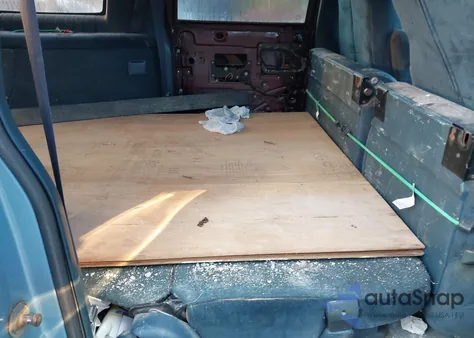 1993 Chevrolet Suburban K2500 из США, поврежденный, VIN 1GNGK26N3PJ324272